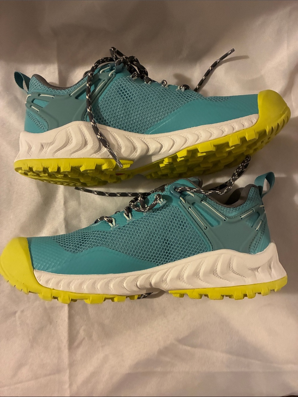 ✨never been worn✨Keen Teal and Yellow Athletic Trail Shoes